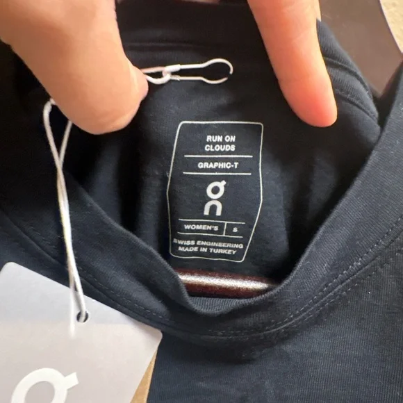 Nwt on clouds running tee - Picture 3 of 5